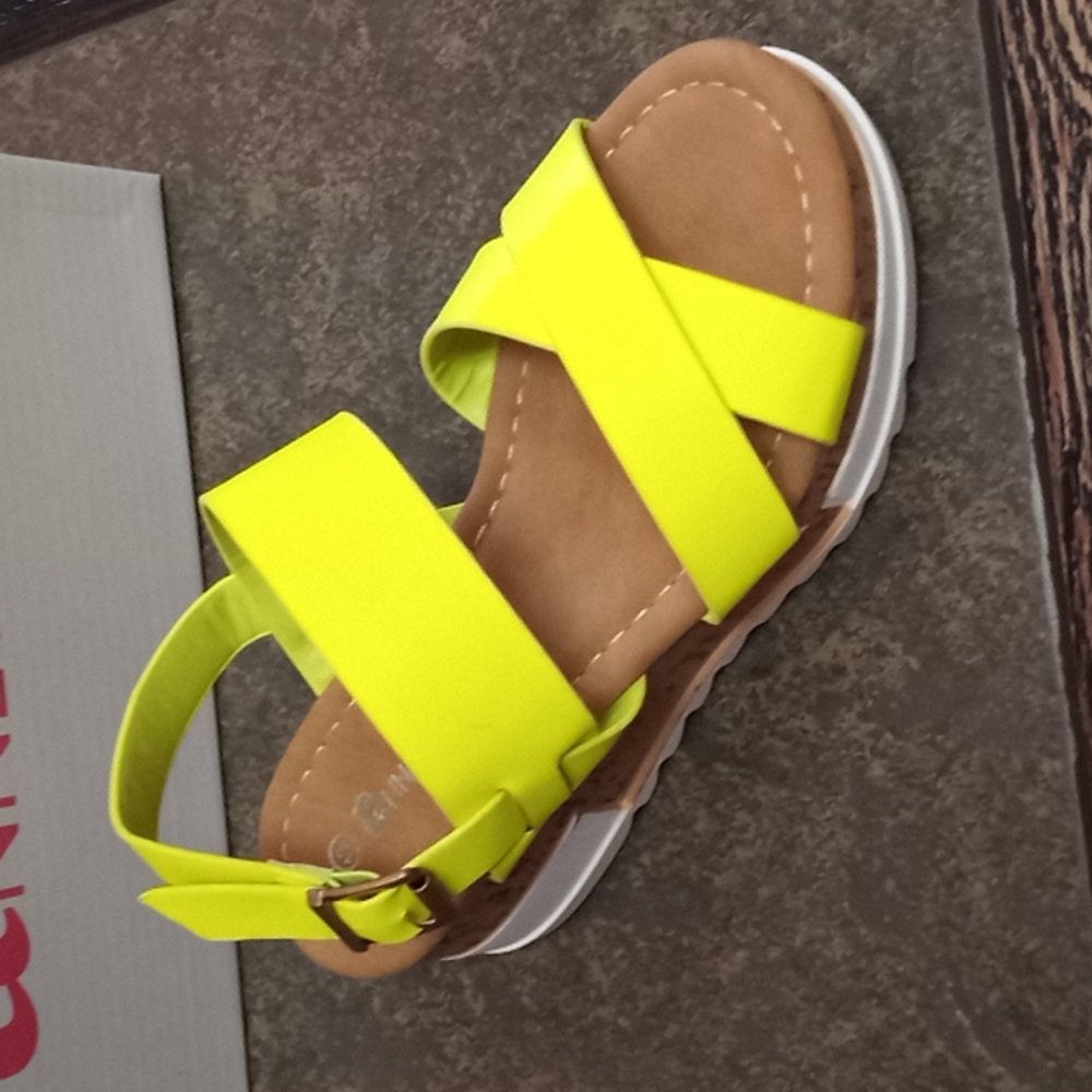 Platform sandal for girl color neon yellow